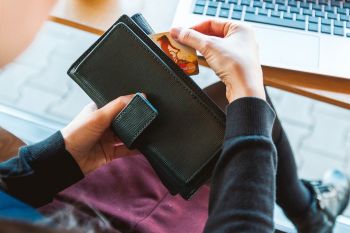 Obligation de mettre à disposition des usagers un service de paiement en ligne