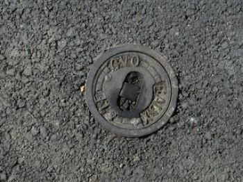 A qui incombent la propriété et la responsabilité des bouches à clé des réseaux d'eau potable situées sur une voirie ?