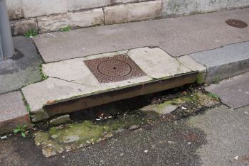 Comment contraindre les particuliers à modifier leurs branchements et à déverser leurs eaux de pluie dans le réseau pluvial ?