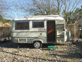 Doit-on accepter un raccordement au réseau d'assainissement d'une caravane installée à demeure et non autorisée et recouvrer la PFAC ?