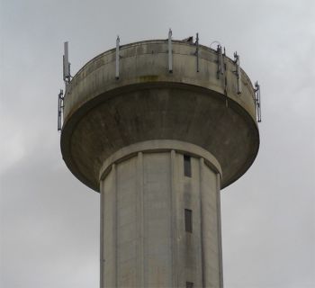 Est-il possible d'installer des antennes de radiotéléphonie sur des châteaux d'eau situés dans un périmètre de protection?