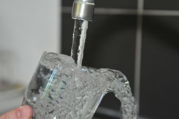 Le maire peut-il refuser de délivrer un permis de construire au motif que le projet prévoit une alimentation en eau potable par un forage privé ?