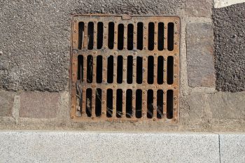 Les bouches d'égout et les avaloirs relèvent de la compétence assainissement pluvial ou de la compétence voirie ?