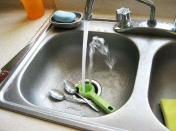 Quel est le taux de TVA applicable à la redevance perçue sur les usagers du service public de l'eau potable?