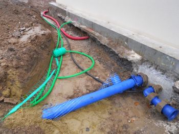 Quel taux de TVA s'applique à la partie privative des travaux de raccordement d'une habitation au réseau public d'assainissement collectif ?