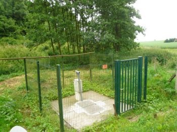 Quelle est la hauteur de la clôture qui doit, en application de l’arrêté de DUP, être dressée autour du captage dans le périmètre de protection immédiat ?