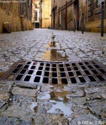 Qui doit entretenir les grilles pluviales, lorsqu’elles sont raccordées à un réseau pluvial public ?