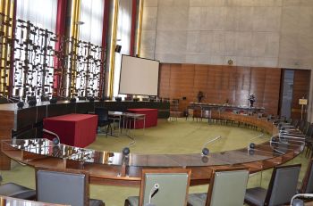 Si les conseils municipaux sont enregistrés faut-il obligatoirement un procès-verbal de séance?