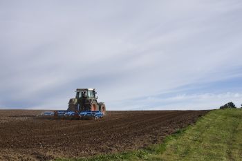 Un agriculteur à la suite de travaux a endommagé une canalisation d'eau potable sur son terrain, il n'y a pas de convention de servitude de passage. Qui doit payer les réparations, la commune ou le particulier ? 