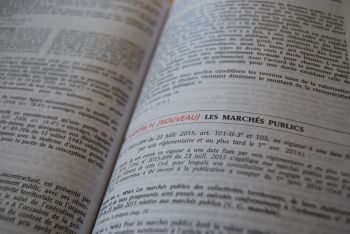 Un candidat à un marché public n’a pas indiqué les prix dans son offre ? Est-il possible de régulariser cette omission ?