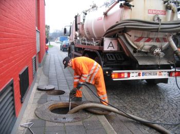 Un vidangeur agréé a été surpris en train de déverser un effluent dans le réseau d’assainissement collectif.  Que peut faire la collectivité en charge du SPAC pour mettre le vidangeur face à ses responsabilités?