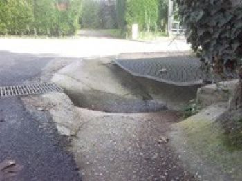 Une buse située sur une voie communale est obstruée. Quelle collectivité est responsable de son entretien : la commune ou le syndicat de bassin versant ? 