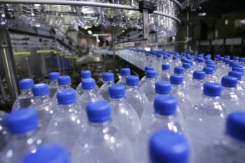 Une commune sur le territoire de laquelle est située une entreprise d’embouteillage d’eau est-elle habilitée à percevoir une surtaxe sur les eaux concernées ?