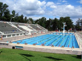 Une piscine municipale rejetant une partie de ses eaux usées (après traitement) dans le réseau séparatif d'eaux pluviales est-elle soumise aux redevances pollution et modernisation des réseaux de collecte ?