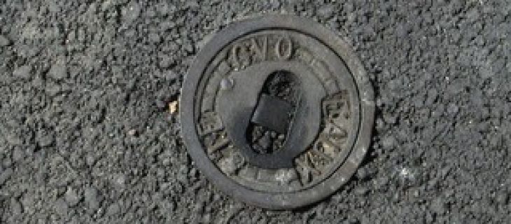A qui incombent la propriété et la responsabilité des bouches à clé des réseaux d'eau potable situées sur une voirie ?