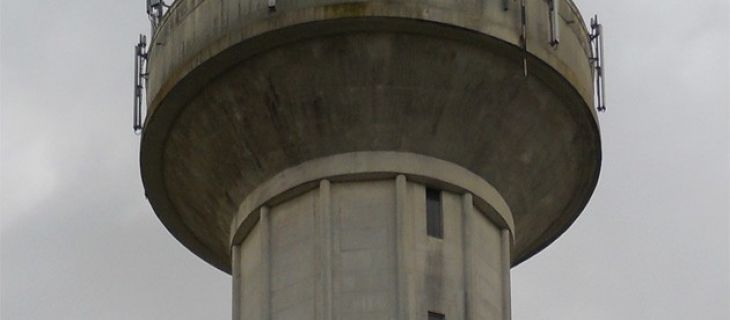Est-il possible d'installer des antennes de radiotéléphonie sur des châteaux d'eau situés dans un périmètre de protection?
