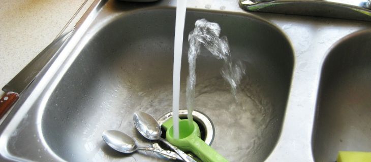 Quel est le taux de TVA applicable à la redevance perçue sur les usagers du service public de l'eau potable?