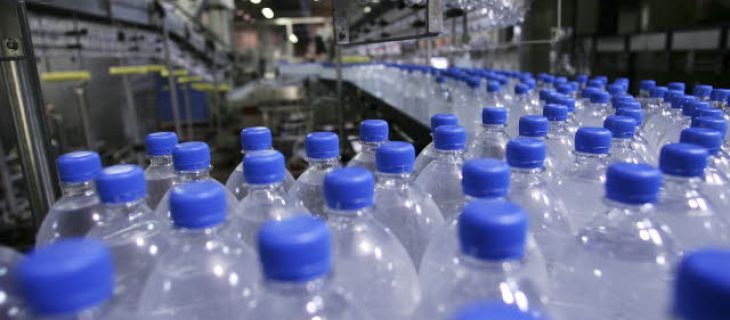 Une commune sur le territoire de laquelle est située une entreprise d’embouteillage d’eau est-elle habilitée à percevoir une surtaxe sur les eaux concernées ?